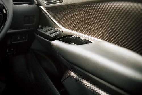 C-HRの居住性や積載能力は?スタイリッシュで人気のコンパクトSUVの実力に迫る!