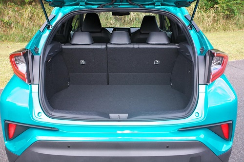 C-HRの居住性や積載能力は?スタイリッシュで人気のコンパクトSUVの実力に迫る!