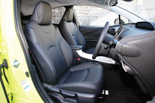 PHVはほとんどのグレードで安全装備や豪華装備が標準、ただし4人乗り①