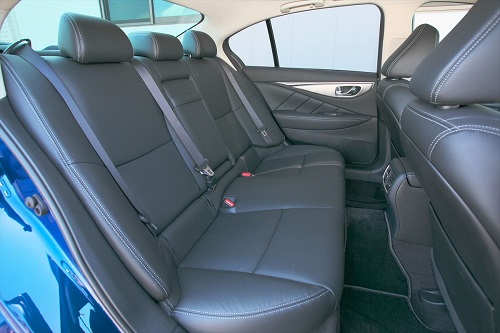 直列エンジンを搭載していた時代のスカイラインは実用性と高い走行性能を備えたスポーツセダンでした2