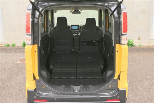 シート表皮には撥水加工、ラゲッジフロアは防汚処理が施されています④