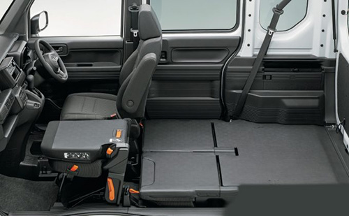 センタータンクレイアウトの採用により荷室の低床化も達成