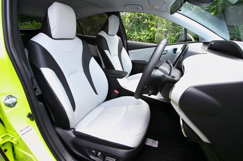 PHVはほとんどのグレードで安全装備や豪華装備が標準、ただし4人乗り②