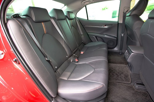 もちろんカムリの魅力である広い室内空間は健在②