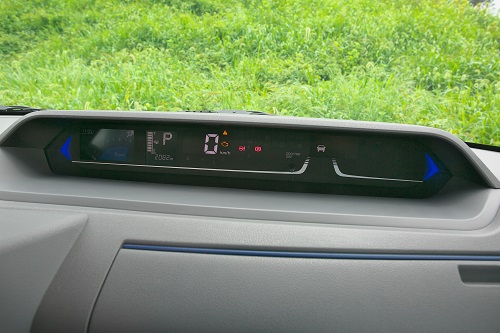 センターメーターをやめ、ドライバー重視のインパネに2