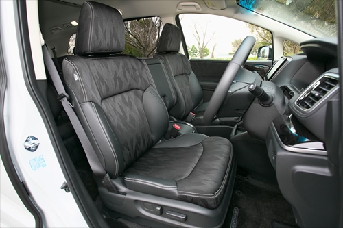 オデッセイは、ライバル車より低い全高ながら室内高は1,325mm(FF車)を確保