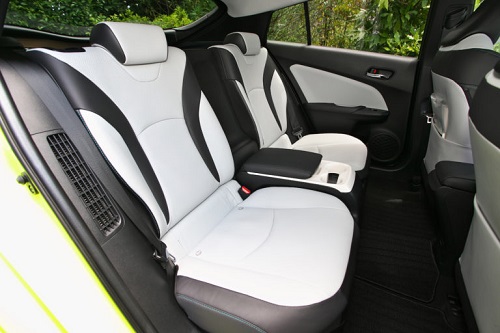 PHVはほとんどのグレードで安全装備や豪華装備が標準、ただし4人乗り④