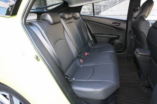 PHVはほとんどのグレードで安全装備や豪華装備が標準、ただし4人乗り③