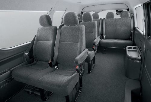 エンジンが運転席下にあるので室内の広さは抜群!