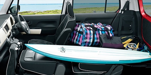 ハスラーの荷室の収納や座席アレンジは?