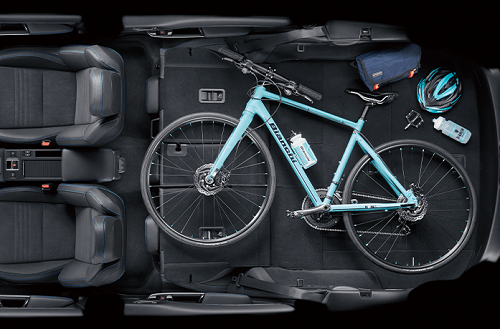 スバル初採用となる4:2:4分割可倒式リヤシート