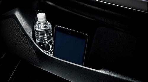 フロント&リヤ大型ドアポケット(ボトルホルダー付き)