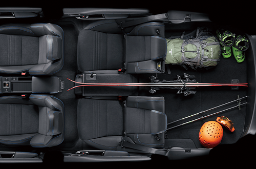 スバル初採用となる4:2:4分割可倒式リヤシート2