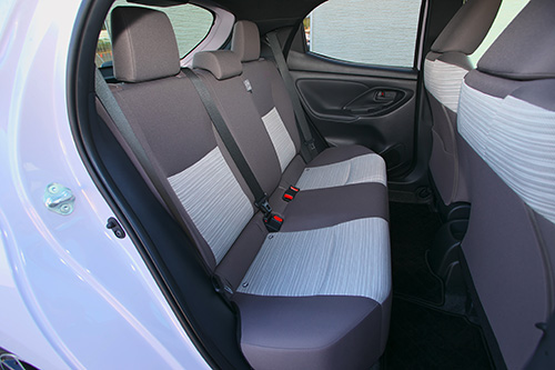 ヤリス後部座席