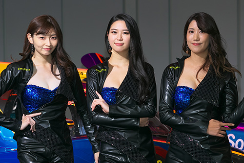 荒井つかささん(中央)、中臺美由紀さん(左)、宮崎あみさん(右)