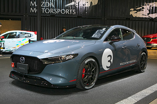 新型レヴォーグのスポーツバージョンを披露したスバル、アウトドア&レーシーだったマツダ3