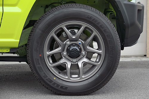 3種類のグレード、エントリーグレード以外は12色から選べる2