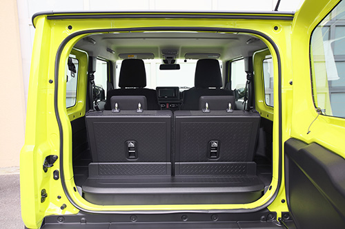 道具感にあふれるインテリアは大人2名であれば趣味に使える4