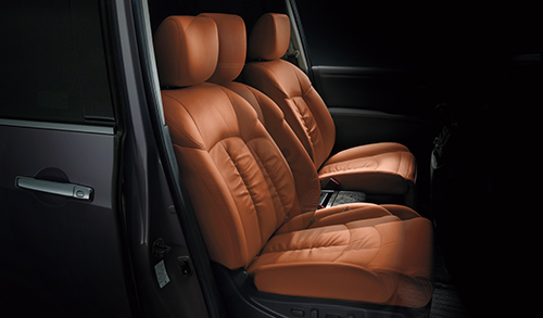 正しい運転姿勢を取るために!「テレスコピックステアリング」と「メモリ機能付き電動シート」2