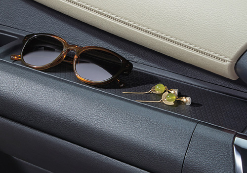 アッパーオープントレイ(助手席側)