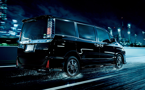 街でよく見かけるヴォクシーだからこそ、個性的なカラーを!