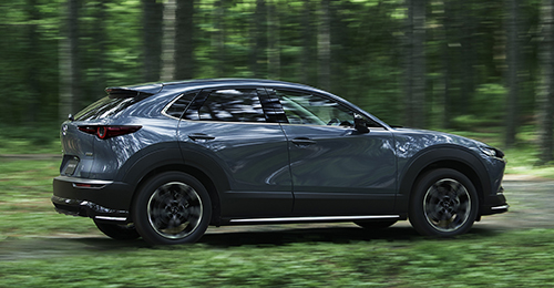 流麗なスタイルのマツダCX-30には個性的なカラーがよく似合う!