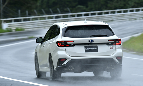 剛性の高いボディのおかげで安定したコーナリング