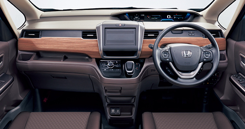 1位 「ホンダフリード」 走りと実用性を両立したコンパクトミニバン4