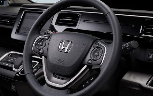 本革巻きのステアリングホイール