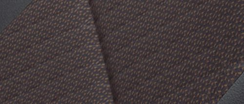 シートには撥水加工のファブリックを採用