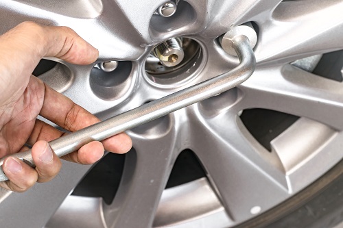 タイヤのナットを締めている画像 タイヤのナットを締めている画像