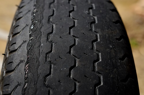傷やひび割れが入ったタイヤの画像 傷やひび割れが入ったタイヤの画像