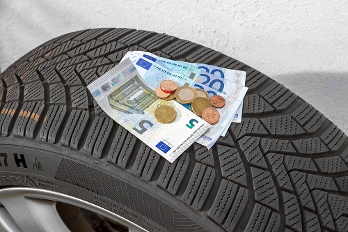タイヤ交換にかかる費用のイメージ画像 タイヤ交換にかかる費用のイメージ画像