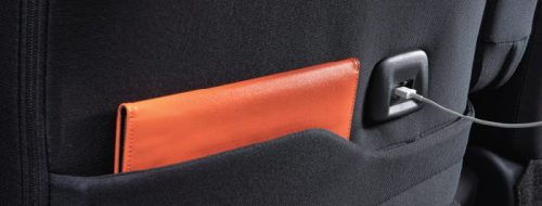 フロントシートバックポケット下側:充電用USBポート(助手席)