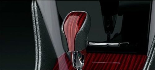 シフトノブやステアリングホイールの質感もアップ