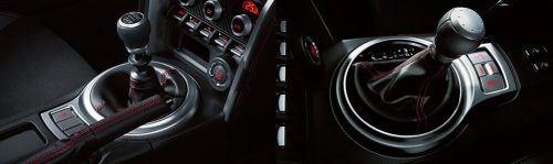 本革や加飾が追加された内装