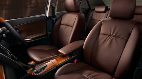 「A18”G-plusパッケージ“」では本革シートの選択も可能