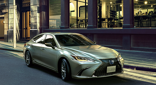 1位「レクサスES」(100点)プレミアムブランドに相応しいしっとりとした乗り味1