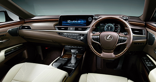1位「レクサスES」(100点)プレミアムブランドに相応しいしっとりとした乗り味2