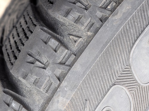 車検では、残りの溝の深さなどのタイヤの状態をチェックする1
