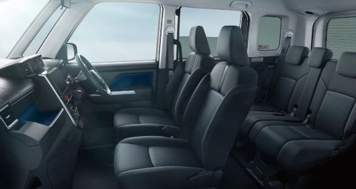 カスタムはブルーとシルバー加飾で先進的な印象を与えるインテリアが持ち味