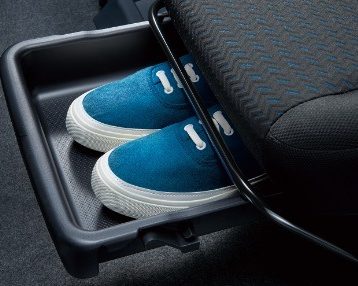 シートアンダートレイ(「X」を除くグレードに標準装備、「X」にメーカーオプション)