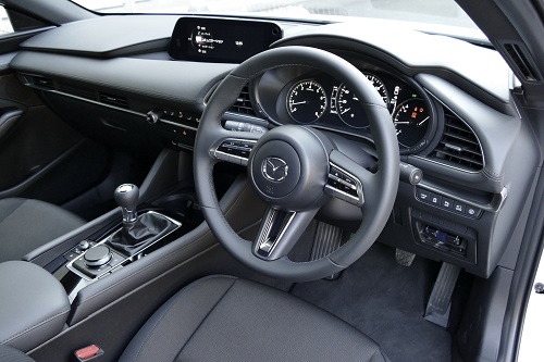 “乗っている” AT車、“走らせている” MT車1