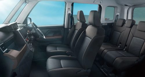 ノーマルモデルはブラック×アッシュブラウンの落ち着いたインテリア