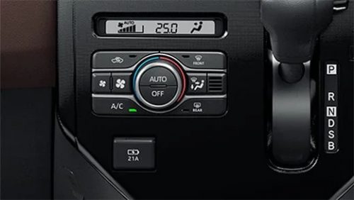 プッシュのオートエアコンが装備される「G」:「G-T」2