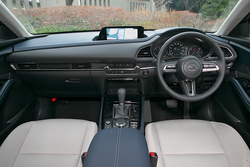 3つのエンジン、ガソリン車には6速MTの設定も