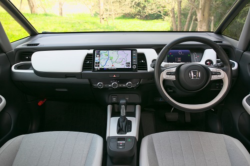 デザインも走りもヤリスに負けてない、インテリアに至っては圧倒!なのに、なぜフィットは売れない?3