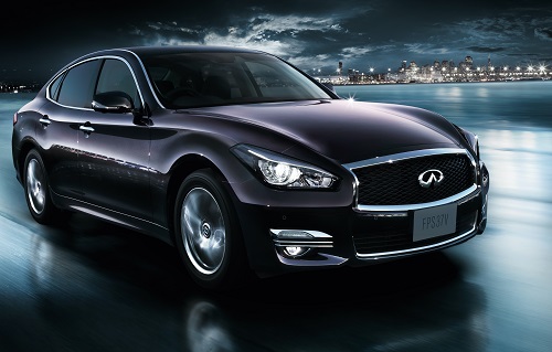 2015年のマイナーチェンジでインフィニティバッチを付ける