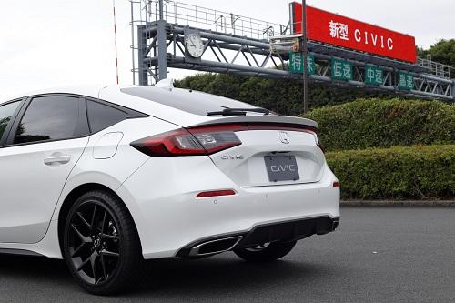 クーペ的4ドアセダンという言葉がしっくりくる1