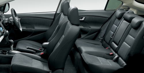 本革シートで高級感を味わうなら「旧型エクスクルーシブXLインターナビセレクト(本革シート付き)」 中古市場の相場50万〜90万円